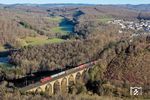 187 135 mit EZ 51420 (Mannheim Rbf - Hagen-Vorhalle) auf dem Rudersdorfer Viadukt. Die 184 m lange Brücke besteht aus neun Rundbögen und überspannt in Ost-West-Richtung das Tal der Weiß und die Landstraße L 722. Die Außenverkleidung des Viadukts besteht aus einem Mauerwerk aus Bossenquadern, roh zugeschlagenen und daher buckligen Fassadensteinen. (28.12.2024) <i>Foto: Joachim Schmidt</i>