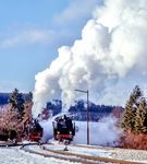 Parallelausfahrt mit 24 009 und 64 289 während einer Sonderfahrt im Bahnhof Hanfertal auf der sog. Laucherttalbahn von Sigmaringen nach Kleinengstingen. (06.01.1987) <i>Foto: Joachim Schmidt</i>