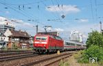 120 150 fährt mit einem IC in Fürth (Bay) Hbf ein. Das Stellwerk an der Ottostraße und die westlich anschließende Schrebergartenkolonie der Bahn-Landwirtschaft mussten 2010 im Zuge des S-Bahn-Ausbaus zwei zusätzlichen neuen Gleisen weichen. Heute erinnert nichts mehr an den ehemaligen Bahnübergang Ottostraße, sogar der Blick über die Gleise hinweg ist aufgrund neu errichteter Lärmschutzwände an dieser Stelle beidseitig nicht mehr gegeben.  (11.06.2008) <i>Foto: Joachim Schmidt</i>