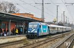 Das erste (Schrott-)Bild des neuen Jahres: TCS 101 128 rauscht mit dem 'Suisse Train Blue' DPF 13401 (Hamburg Hbf - Basel SBB) bei eher novemberartigem Wetter durch Solingen Hbf.  (02.01.2025) <i>Foto: Joachim Bügel</i>