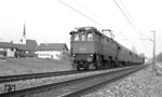 116 015 vor dem damals täglich mit E 16 verkehrenden N 4554 (Übersee - Rosenheim) bei Bayerbach. (19.03.1975) <i>Foto: Frank Lüdecke</i>