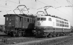Zwei Lokomotiv-Generationen begegnen sich im Rangierbahnhof von München-Laim: Links die 1929 gebaute 191 099, rechts die 1974 in Dienst gestellte 103 238. (08.03.1975) <i>Foto: Frank Lüdecke</i>