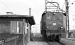 Anlässlich ihres letzten Einsatztages im Rangierbahnhof München-Laim wurde 191 011 am Ablaufberg nochmals mit ihrer Ursprungs-Loknummer ausgerüstet. (08.03.1975) <i>Foto: Frank Lüdecke</i>