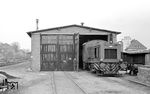 Diesellok 261 (Schwartzkopff, Baujahr 1941) vor dem Lokschuppen in Lüchow. Von 1911 bis 1969 war die Eisenbahnstrecke von Lüchow nach Schmarsau in Betrieb. (29.03.1969) <i>Foto: Gerd Wolff</i>