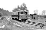 Im Wendland, nur wenige Kilometer nördlich von Salzwedel (durch die Zonengrenze getrennt), existierte von 1911 bis 1969 eine nur 17,2 km lange Kleinbahn, die Lüchow-Schmarsauer Eisenbahn (LSE). Am vorletzten Betriebstag hat VT 156 den Haltepunkt Großwitzeetze erreicht. (29.03.1969) <i>Foto: Gerd Wolff</i>