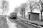 Obwohl die Deutsche Bundesbahn den Bahnhof Lüchow schon seit 1960 nicht mehr auf der Schiene bediente, wurde der Personenverkehr der LSE erst am 31. März 1969 aufgegeben. Das bescheidene Verkehrsaufkommen am vorletzten Betriebstag zeigt sich auch im Haltepunkt Bockleben, den gerade der VT 156 erreicht. (29.03.1969) <i>Foto: Gerd Wolff</i>