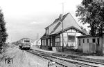 VT 174 im Bahnhof Zeven Nord. Vorne liegt die Anschlußweiche zur Asphaltmischanlage DEUTAG. (09.1969) <i>Foto: Gerd Wolff</i>