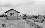 VT 174 fährt in Weertzen ein. Die Ortschaft ist seit dem 1. März 1974 Teil der Gemeinde Heeslingen und liegt an der Oste.  (09.1969) <i>Foto: Gerd Wolff</i>