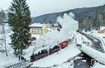 Ausfahrt des Fotogüterzuges mit 99 1568 und 99 1590 in Schmalzgrube. (05.01.2025) <i>Foto: Joachim Schmidt</i>