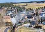 99 1794 dampft mit P 1001 nach Kurort Oberwiesenthal durch Neudorf (Erzgeb). (06.01.2025) <i>Foto: Joachim Schmidt</i>