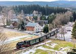 Auf 792 m Höhe verlässt 99 1794 mit P 1001 den Bahnhof Kretscham-Rothensema. (06.01.2025) <i>Foto: Joachim Schmidt</i>