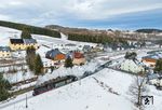 Mittlerweile hat 99 1794 mit ihrem Zug eine Höhe von 796 m erreicht und nimmt in Hammerunterwiesenthal die letzte Etappe nach Kurort Oberwiesenthal in Angriff. (06.01.2025) <i>Foto: Joachim Schmidt</i>