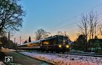 Bei sehr grenzwertigen Lichtverhältnissen fährt TRI 111 054 mit DLr 91373 (Köln Bbf - Hamm Pbf) in Solingen-Ohligs in den Winterabend. (10.01.2025) <i>Foto: Joachim Bügel</i>