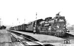 T 38 3255 (Bw Kassel) vor einem Messzug des RAW Kassel zum Test der Wirkungsweise eines Abdampfturbinentriebtenders, aufgenommen in Kassel Hbf. (1929) <i>Foto: Rudolf Kreutzer</i>