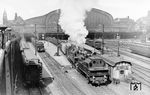 94 1290 vom Bw Wilhelmsburg verlässt als Vorspann vor einer unbekannten Schwesterlok mit einem Leerreisezug den Hamburger Hauptbahnhof. (1930) <i>Foto: Werner Hubert</i>