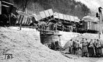 Eisenbahnunfall zwischen Sawadorf und Edlingen (Steierm) an der Strecke Laibach/Lubiana—Steinbrück (Save) in der heute zu Slowenien gehörenden Untersteiermark. (05.01.1944) <i>Foto: Hillebrand</i>