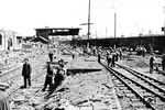 Auch nach den verheerenden Zerstörungen der "Operation Gomorrha" im Juli 1943 war Hamburg Ziel weiterer alliierter Luftangriffe. Beim Angriff vom 18. Juni 1944 traf es die Anlagen im Güterbahnhof Hamburg Han. Einen Tag später sorgte das Regime dafür, dass Mengen von Kriegsgefangenen die Schäden beseitigten.  (19.06.1944) <i>Foto: Walter Hollnagel</i>