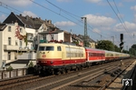 Das bei Eisenbahnfreunden besonders beliebte Wochenendentlastungszugpaar IC 1806/1817 (Köln - HH-Altona) fuhr im Fahrplanjahr 2010/11 noch nicht in einer artreinen Wagengarnitur der Bauart Bm235 für die 2. Klasse,  sondern mit von DB Regio geliehenen ehemaligen InterRegio-Wagen der 1. Klasse. (01.10.2010) <i>Foto: Joachim Bügel</i>