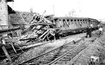 Kurz vor Weihnachten 1944 erhielt bei einem Luftangriff auf Graben-Neudorf ein nach Karlsruhe ausfahrende Schnellzug einen Bombentreffer. Es waren 27 Tote zu beklagen. (22.12.1944) <i>Foto: Dipl.-Ing. K. Wenzelburger</i>