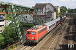 Wiederum der ICE-Ersatzzug 2862 von Hamm nach Bonn, diesmal mit 110 284 vor der Kulisse der Wuppertaler Schwebebahn an der Herzogbrücke. Die gleiche Fotostelle war schon bei Carl Bellingrodt beliebt (vgl. Bild-Nr. 5544). (18.07.2010) <i>Foto: Wolfgang Bügel</i>