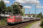 Die an die DB-Autozug abgegebenen Maschinen der Baureihe 110 erhielten dort die Baureihenbezeichnung 115. Die ehemalige 110 205 fährt als 115 205 ausnahmsweise über die Güterzugstrecke in Opladen vor dem ICE-Ersatzzug 2862 nach Bonn. (05.09.2010) <i>Foto: Joachim Bügel</i>