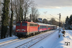 Die bei DB-Autozug beheimatete 115 459 mit dem ICE-Ersatzzug 2863 (Bonn - Hamm) am Bahnübergang Wilzhauser Weg bei Solingen. Am Zugschluß läuft 115 261 mit. (09.12.2010) <i>Foto: Joachim Bügel</i>