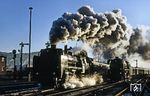 62 015 bei Filmaufnahmen im Bahnhof Eisenach. Rechts steht 44 1486. (05.12.1990) <i>Foto: Wolfgang Bügel</i>