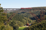 Wegen der vor sich hin rostenden Stahlkonstruktion der Müngstener Brücke drohte die Einstellung des kompletten Zugverkehrs auf der Strecke Solingen - Remscheid durch das Eisenbahn-Bundesamt. Um die Standsicherheit der Brücke nachzuweisen, fanden zwischen dem 27. und 29. September 2010 Messfahrten statt, die in Form von 218 139, 225 101 und 225 038 gerade die Brücke überqueren. (29.09.2010) <i>Foto: Joachim Bügel</i>