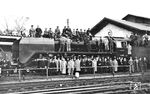 Die bei Henschel in Kassel gebaute 44 069 war am 14.09.1938 von der Reichsbahn abgenommen worden. Drei Tage später präsentierte sich die Belegschaft des Bw Euskirchen mit der neu zugeteilten Lok. Schon am 18.04.1946 stellte die Oberbetriebsleitung der US-Zone in Frankfurt (Main) die in Gelnhausen abgestellte und erst 7 Jahre alte Lok auf z (Grund: Kriegsschäden?). Am 17.03.1954 wurde sie gemäß Verf. HVB 21.213 Fau 4 ausgemustert. (17.09.1938) <i>Foto: Privatfoto</i>