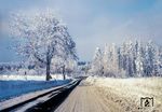 Seit den 1960er-Jahren gab es in der DDR die "Woche der Winterbereitschaft" und alle Zeitungen schrieben darüber, wie gut der Winterdienst in der DDR gegen den bevorstehenden Winter gerüstet sei. Der Winter und seine Folgen war - so schienen es jedenfalls die Verantwortlichen in der Republik zu sehen - ein heimtückischer Angriff des Wetters auf die sozialistische Volkswirtschaft. Bei der Deutschen Reichsbahn froren die Weichen ein, Wasserrohre platzten und in den Straßenbahnen fielen die Heizungen aus. Oft fehlte aber die entsprechende Technik, um effizient gegen die Schneemassen vorzugehen, allein auf dem Fichtelberg herrschte nicht selten an 200 Tagen Frost im Jahr. Jedoch gab es gerade im Erzgebirge bereits in den 1950er-Jahren einen organisierten Winterdienst. Später wurde sogar ein Rechtsanspruch auf Räumung der Straßen festgeschrieben. Als Anfang der 1970er-Jahre die sowjetische ZIL-Fräse zum Einsatz kam, verbesserte sich die technische Lage des Winterdienstes erheblich. Mit einem Panzermotor ausgerüstet, schaffte sie bis zu 1.000 Tonnen Schnee pro Stunde. So gab es auch zwischen Hammerunterwiesenthal und Kretscham-Rothensehma eine geräumte Straße. Auftausalz wurde in der DDR allerdings selten verwendet. Meistens war es ein Gemisch aus Sand und Asche, weshalb die Autos im Winter alle eine bräunliche Farbe annahmen. (21.02.1986) <i>Foto: Joachim Schmidt</i>