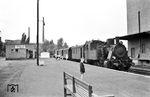 Der Personenzug P 16 nach Wellerode Wald steht mit Lok 1 im Bahnhof Kassel-Bettenhausen. Für die 11 km lange Fahrt benötigte der Zug 30 Minuten. (10.07.1960) <i>Foto: Jacques H. Renaud</i>