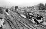 Im Bahnhof Bebra hat 10 002 den D 289 "Adria-Express" (Rijeka - Großenbrode Kai) übernommen. Sie wird bis Hamburg-Altona am Zug bleiben. (08.07.1960) <i>Foto: Jacques H. Renaud</i>