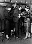 Einkleiden von Zugbegleiterinnen. (1940) <i>Foto: RVM</i>