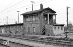 Das Jüdel-Stellwerk "Waz" (Baujahr 1909) war für die Zustimmmung der Ausfahrten aus dem Stellwerksbezirk "Wlb" im Rangierbahnhof Hamburg-Wilhelmsburg zuständig. Um 1980 wurde es außer Betrieb genommen. (25.05.1973) <i>Foto: Benno Wiesmüller</i>