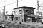 Das Rangier- und Ablaufstellwerk "Wbn" (Bauform Jüdel) befand sich seit 1909 am "Berg Nord" im Rangierbahnhof Hamburg-Wilhelmsburg. 1991 wurde es außer Betrieb genommen und 1992 abgerissen. (07.1975) <i>Foto: Benno Wiesmüller</i>