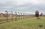 Das Konzentrationslager Auschwitz war das größte KZ zur Zeit des Nationalsozialismus. Allein das Vernichtungslager Auschwitz-Birkenau (Foto) umfasste 1,7 Quadratkilometer. Die Anbindung an den Schienenverkehr erfolgte nach Norden in die Richtungen Warschau und Breslau (weiter nach Berlin). Nach Süden führte das Schienennetz in die Richtungen Prag, Budapest, Wien und Bratislava. Zwei Strecken führten in östlicher Richtung nach Krakau und weiter in die Ukraine. In Auschwitz fand im Zuge des Holocaust ein systematischer und fabrikmäßiger Mord an europäischen Juden statt, aber auch andere durch das NS-Regime verfolgte Gruppen wurden dort eingesperrt und ermordet. Die Zahl der Todesopfer beläuft sich auf 1,1 bis 1,5 Millionen Menschen. Die genaue Opferzahl konnte nie ermittelt werden. Nach 1945 gab es sowohl in der DDR als auch in der Bundesrepublik es keine aktive Debatte über die spezifische Rolle der Reichsbahn an den Verbrechen im Nationalsozialismus. Erst in den 1990er Jahren erkannte die Bahn ihre historische Verantwortung an. Wie sensibel immer noch das Thema ist, zeigte zuletzt 2019 eine Empörungswelle, als die Bahn einen ihrer neuen ICE 4-Züge nach historischen Persönlichkeiten benennen wollte und auch Anne Frank als Namensgeberin vorschlug. Der Vorschlag löste Empörung aus, da das Mädchen als 15-Jährige mit der Reichsbahn von Amsterdam nach Auschwitz und von dort in das Konzentrationslager Bergen-Belsen deportiert worden war. Während andere Bahnen wie die französische SNCF und die niederländische NS bereits Entschädigungen für die Opfer der nationalsozialistischen Deportationen zahlten, lehnt der Bund die Forderungen jedoch ab, vermutlich um keinen Präzedenzfall zu schaffen. Auch die Deutsche Bahn lehnt individuelle Entschädigungen bisher ebenfalls kategorisch ab. Im Auftrag des Museums in Auschwitz wurde ein G 10-Wagen von der Schmiede Duisburg unter Leitung der Stiftung Niederrhein im Jahr 2000 hergerichtet. Oft wird der Wagen fälschlicherweise als 'Viehwagen' bezeichnet, da er die Aufschrift 40 Personen oder 6 Pferde trug. Auf eine Neubeschriftung des Wagens wurde auf Wunsch der Auftraggeber verzichtet, die umfangreiches Bildmaterial zu dem Fahrzeug im Einsatz in Auschwitz zur Verfügung stellten. Das Bremserhaus wurde gemäß der Unterlagen neugebaut. (21.02.2024) <i>Foto: Joachim Schmidt</i>