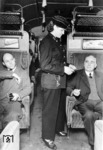 Zugbegleiterin bei der Fahrkartenkontrolle auf der Fahrt von Düsseldorf nach Wuppertal. (1943) <i>Foto: RVM (Eckler)</i>