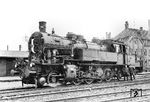 Bereits am 1. Mai 1933 zeigte sich 93 786 im Bw Leipzig Hbf West mit den Zeichen der neuen Machthaber. Auch die dahinter stehende 74 875 des Bw Merseburg scheint entsprechend 'geschmückt' zu sein. Inwieweit bei solchen Aktionen nur passive Mitläufer mitwirkten, die sich einen karrieretechnischen Vorteil vom NS-Staat versprachen oder linientreue Nationalsozialisten dies iniziierten, ist bis heute nicht geklärt. Die NSDAP hatte zur Zeit der „Machtergreifung“ 849.000 Mitglieder, 1943 waren 11 % der Bevölkerung Parteimitglied, 1945 waren es 8.500.000 Mitglieder.  (01.05.1933) <i>Foto: Werner Hubert</i>