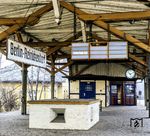 Der S-Bahnhof Berlin-Reinickendorf (heute Alt-Reinickendorf) im Reichsbahn-Flair der 1980er Jahre. Der Bahnhof erhielt 1893 zur Unterscheidung vom Trennungsbahnhof Schönholz-Reinickendorf am Abzweig der Kremmener Bahn von der Nordbahn den Namen Reinickendorf (Dorf). 1900 wurde die Bahn zweigleisig ausgebaut und auf einen Damm gelegt. Das Empfangsgebäude (vgl. Bild-Nr. 107001)  verlor dadurch seine Funktion, da sich die nötigen Einrichtungen zur Passagierabfertigung nun in der Unterführung zum Bahnhof befanden. 1911 wurde der Namenszusatz (Dorf) entfernt.  (1982) <i>Foto: Karsten Risch</i>