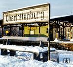 Stilleben auf dem S-Bahnhof Berlin-Charlottenburg. Der Bahnhof wurde im Zuge des Baus der Stadtbahn als ihr westlicher Endpunkt am 7. Februar 1882 eröffnet. Anfang der 1980er Jahre war deutlich erkennbar, dass die Reichsbahn in West-Werlin nur noch das Nötigste investierte. Nachdem es im Jahr 1980 zu Kündigungen bei der S-Bahn kam, die große Unruhe unter der Belegschaft aufkommen ließen, plante die Reichsbahn zudem noch umfangreiche Fahrplanausdünnungen. Der Unmut der Beschäftigten entlud sich im zweiten Berliner S-Bahn-Streik. Als Konsequenz entließ die Reichsbahn die meisten ihrer West-Berliner Mitarbeiter und reduzierte die Linienzahl in West-Berlin von zehn auf drei. Das jährliche Defizit von 120 bis 140 Millionen DDR-Mark war ein hoher Preis für die Präsenz der DDR in der westlichen Stadthälfte. Der Berliner S-Bahn-Streik rückte die S-Bahn allerdings auch in das Interesse der Medienwelt und erweckte den Wunsch, die S-Bahn wieder in das West-Berliner Nahverkehrssystem einzubeziehen. Im Dezember 1983 wurden mit alliierter Zustimmung die Vereinbarung zwischen der Deutschen Reichsbahn und dem Berliner Senat zur Übergabe der Betriebsrechte der S-Bahn auf dem Gebiet West-Berlins abgeschlossen. Am 9. Januar 1984 um 3 Uhr übernahm die BVG den S-Bahn-Betrieb in West-Berlin. Allerdings bekam die BVG von der DR die ältesten Fahrzeuge, weshalb bald neue S-Bahn-Züge beschafft wurden, die auch heute noch als Baureihe 480 im Berliner S-Bahn-Netz unterwegs sind.  (1981) <i>Foto: Karsten Risch</i>