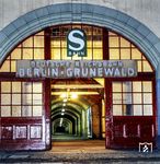 Mit der Errichtung der Villenkolonie Grunewald erhielt der Bahnhof Berlin-Grunewald 1899 ein repräsentatives Empfangsgebäude, dessen Eingangstor den Eindruck eines Burgtores vermitteln sollte. Dahinter liegt die Empfangshalle mit dem Fußgängertunnel. Das S-Bahn-Schild wie auch der Hinweis auf die Deutsche Reichsbahn wurden 1984 entfernt. (1982) <i>Foto: Karsten Risch</i>