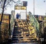 Der betagte Zugang von der Invalidenstraße zum Lehrter Stadtbahnhof. Wegen seiner Lage in unmittelbarer Nähe zur Mauer hatte der S-Bahnhof ab 1961 stark an Bedeutung verloren. Der Umstieg zum alten Lehrter Fernbahnhof war schon seit 1951 passé. (1982) <i>Foto: Karsten Risch</i>