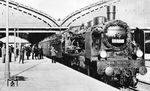 Der neue Königsberger Hauptbahnhof wurde nach 17-jähriger Bauzeit, die durch den Ersten Weltkrieg unterbrochen war, am 19. September 1929 als Königsberg (Pr) Hauptbahnhof an Stelle der bisherigen Bahnhöfe Königsberg Süd und Königsberg Ost eröffnet. Er gehörte seinerzeit zu den modernsten Bahnhöfen der Deutschen Reichsbahn, besaß eine dreischiffige Halle, ein großzügiges Empfangsgebäude in architektonischer Anlehnung an den Expressionismus bzw. die Backsteingotik, separate Gepäcktunnel und Gastronomie. Den Eröffnungszug zog die Königsberger 17 1039. Die Lok verblieb nach 1945 als Pk2-39 bei der PKP wurde 1951 ausgemustert. (19.09.1929) <i>Foto: RVM</i>