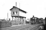 18 510 vom Bw Nürnberg Hbf fährt mit dem FD 79 (München Hbf – Berlin Anh Bf) am Stellwerk 1 in Nürnberg-Doos vorbei. (1931) <i>Foto: Ernst Schörner</i>