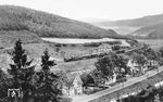 38 3380 vom Bw Hagen-Eckesey rollt mit E 313 (Siegen – Hagen/Westf – Wuppertal-Vohwinkel) die Rampe von Welschen-Ennest nach Altenhundem in Kirchhundem hinab. (12.06.1938) <i>Foto: RVM-Filmstelle Berlin (Bellingrodt)</i>