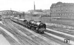 39 197 vom Bw Berlin Anhalter Bf fährt mit einem Eilzug aus Berlin in Dresden Hbf ein. (04.1930) <i>Foto: Werner Hubert</i>