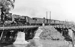 Die Leipziger 39 249 mit einem Schnellzug auf der Brücke über die 'Nahle' bei Leipzig-Leutzsch. (1930) <i>Foto: Werner Hubert</i>