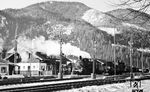 57 2184 (Bw München Hbf) im Bahnhof Fischhausen-Neuhaus an der Strecke Bayrischzell–Schliersee–Holzkirchen. Die Lok kam im November 1935 aus Wanne-Eickel Hbf nach Bayern und wurde am 29.11.1940 nach Neubentschen abgegeben. Am 6. Januar 1962 wurde sie in Treuchtlingen ausgemustert. Beachtenswert sind auch die "Hp Ru" (Zugverkehr ruht) zeigenden bayerischen Formsignale. (01.1936) <i>Foto: RBD München</i>