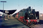 Zwischenhalt im Bahnhof Geseke für Lr 37521 mit 24 009 auf der Fahrt nach Hildesheim. (18.01.1975) <i>Foto: Wolfgang Bügel</i>