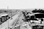 Der 1869 in Betrieb gegangene Bahnhof Armsheim ist ein Abzweigbahnhof in Rheinhessen. Hier vereinigen sich die beiden Bahnstrecken Alzey–Mainz und die Rheinhessenbahn von Bingen (Rhein) nach Worms. 1899 besaß der Bahnhof 12 Gleise, 18 Weichen, 7 Vor- und 13 Hauptsignale, die über drei mechanische Stellwerke gesteuert wurden. Heute hat der Bahnhof noch drei Gleise. Das Bild zeigt den Bahnhof Armsheim zur Länderbahnzeit. (1910) <i>Foto: RVM-Archiv</i>